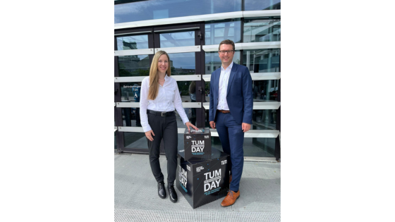 Clarissa Regler und Michael Wegerer beim TUM Day vor dem Uni-Gebäude