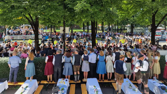 Mitarbeiter und Gäste von Winter, Brandl Partnerschaft beobachten den Wiesn-Einzug